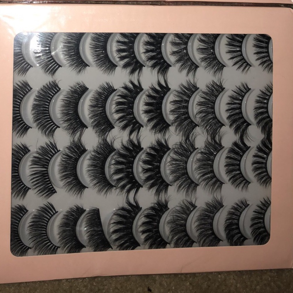 DASHO OF MARIAH COSMETIX LASH BOOK